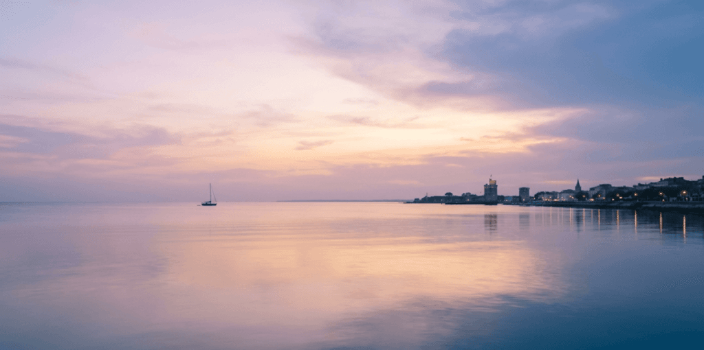 Vue apaisante de La Rochelle au crépuscule, illustrant l'accompagnement en sophrologie pour retrouver le sommeil